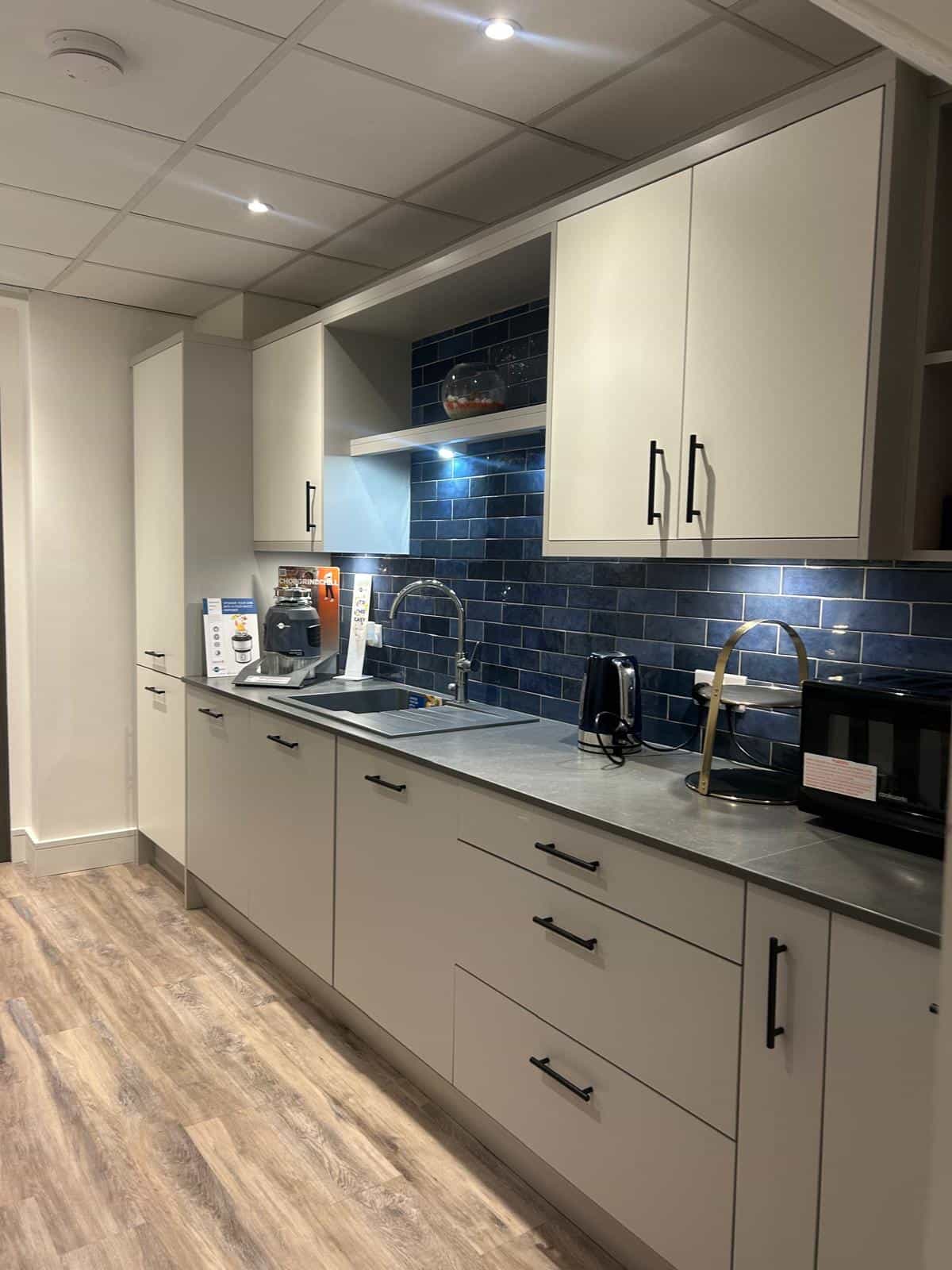 British Matt white slab light grey/white kitchen thumbnail 2