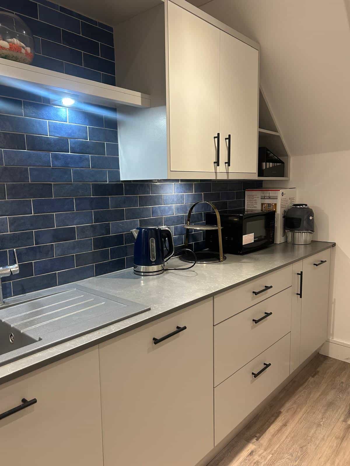 British Matt white slab light grey/white kitchen thumbnail 3
