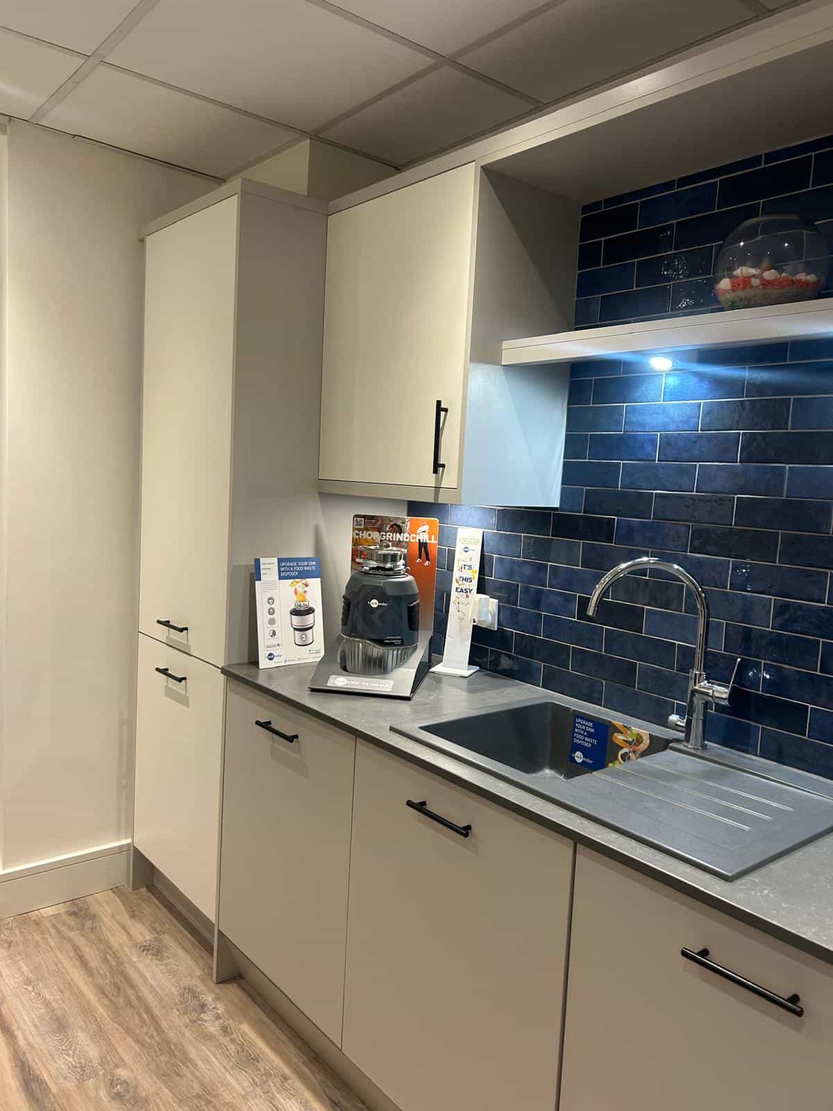 British Matt white slab light grey/white kitchen thumbnail 4