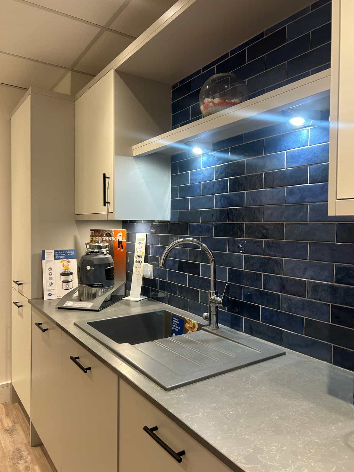British Matt white slab light grey/white kitchen thumbnail 5
