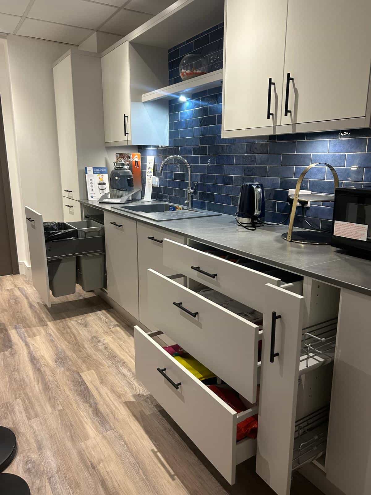 British Matt white slab light grey/white kitchen thumbnail 6